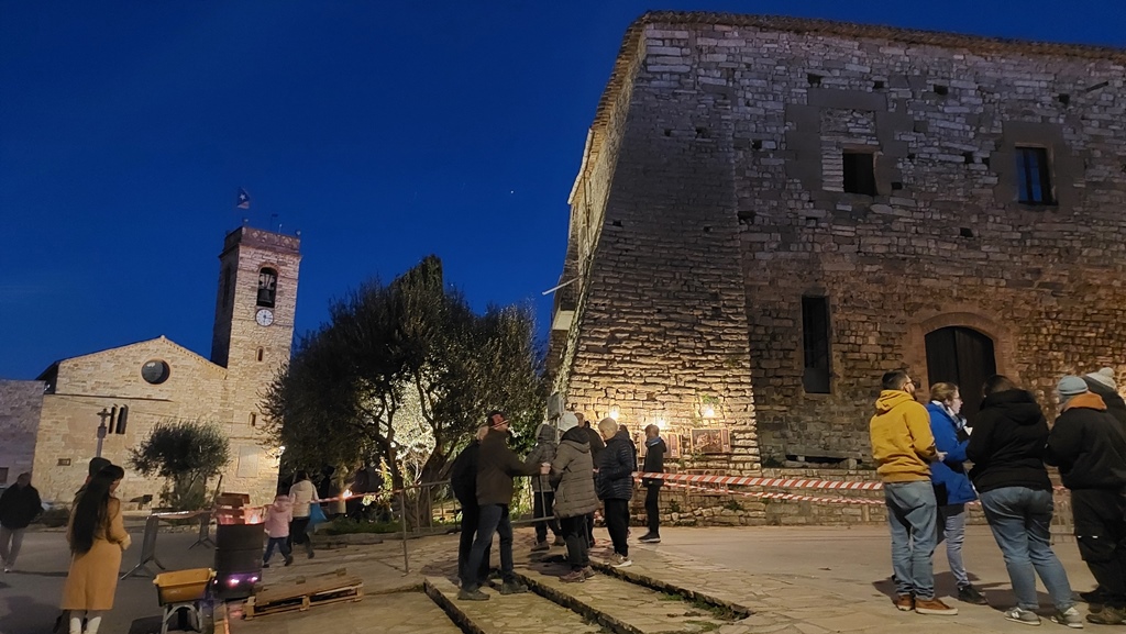 Vista del castell i església de Sant Guim de la Plana